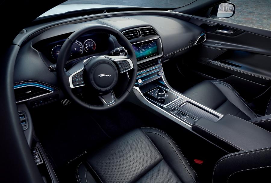 Торпедо Jaguar XE Landmark Edition 2018 года  (WW) (фото 7 из 8)